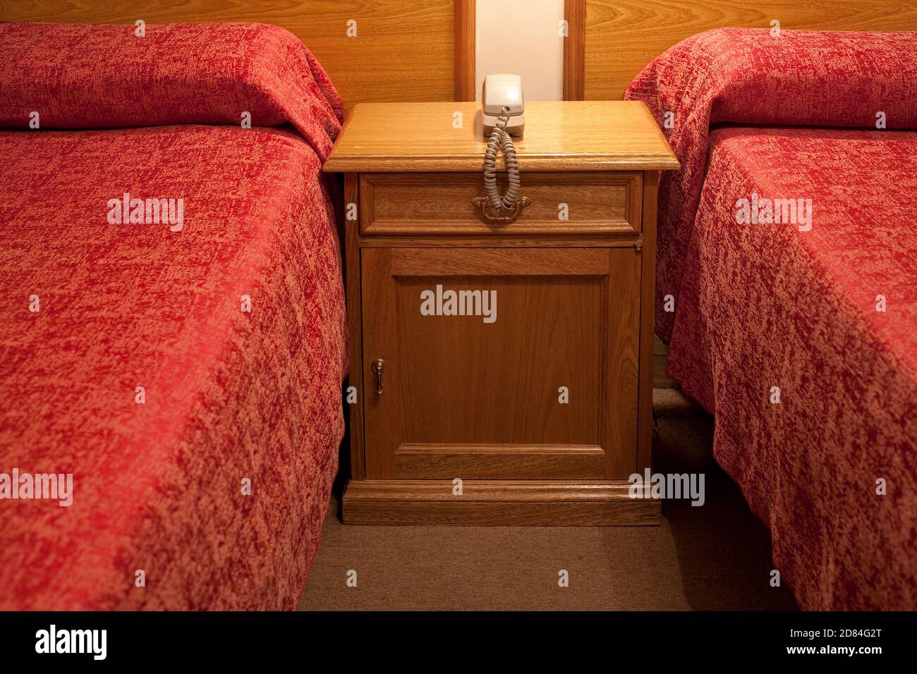 Telefon auf einem Nachttisch in einem billigen Hotelzimmer in Buenos Aires, Argentinien Stockfoto