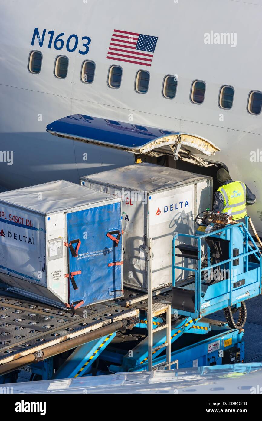 Schiphol, Niederlande - 16. Januar 2020: Verladung eines Frachtcontainers an Bord eines Flugzeugs von Delta Airlines auf dem niederländischen Flughafen Schiphol Stockfoto