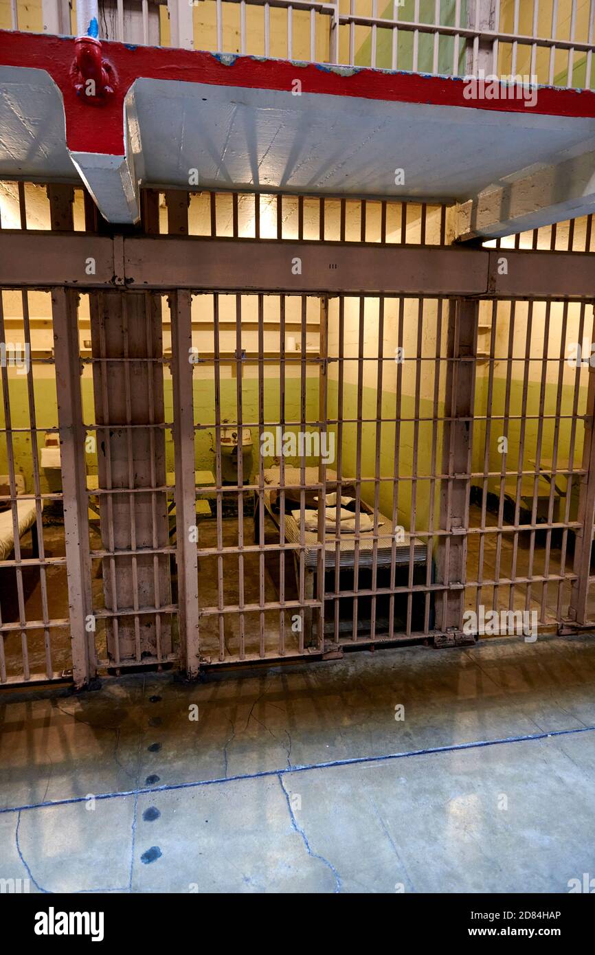 Zellinneneinrichtung im Gefängnis Alcatraz, San Francisco, Kalifornien, USA Stockfoto