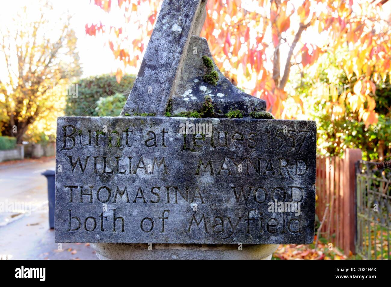 Das Denkmal für die sechs Märtyrer von Mayfield und Rotherfield von 1556-7, im East Sussex Dorf Mayfield. Das heutige Denkmal wurde 1950 errichtet. Stockfoto