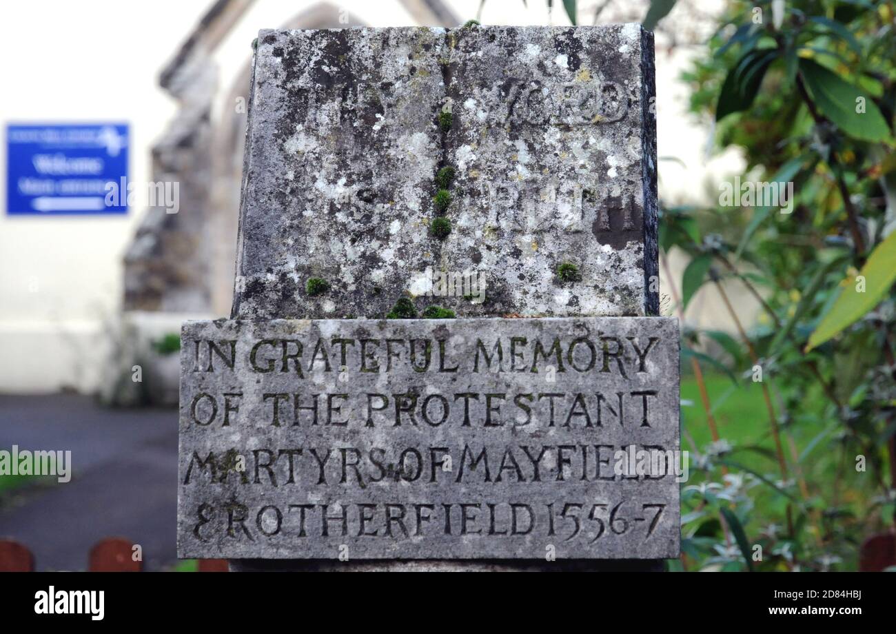 Das Denkmal für die sechs Märtyrer von Mayfield und Rotherfield von 1556-7, im East Sussex Dorf Mayfield. Das heutige Denkmal wurde 1950 errichtet. Stockfoto