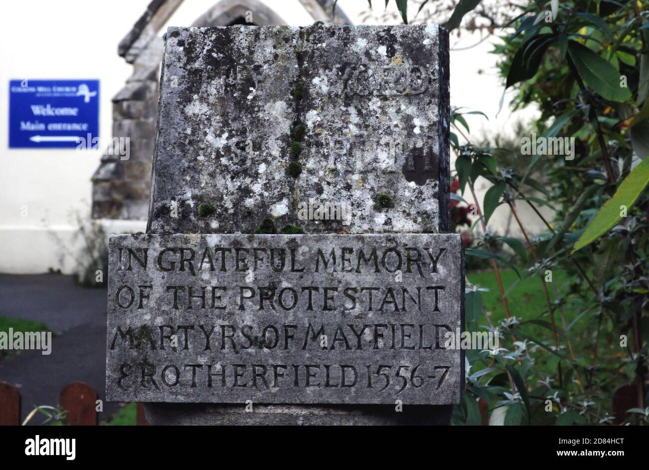 Das Denkmal für die sechs Märtyrer von Mayfield und Rotherfield von 1556-7, im East Sussex Dorf Mayfield. Das heutige Denkmal wurde 1950 errichtet. Stockfoto