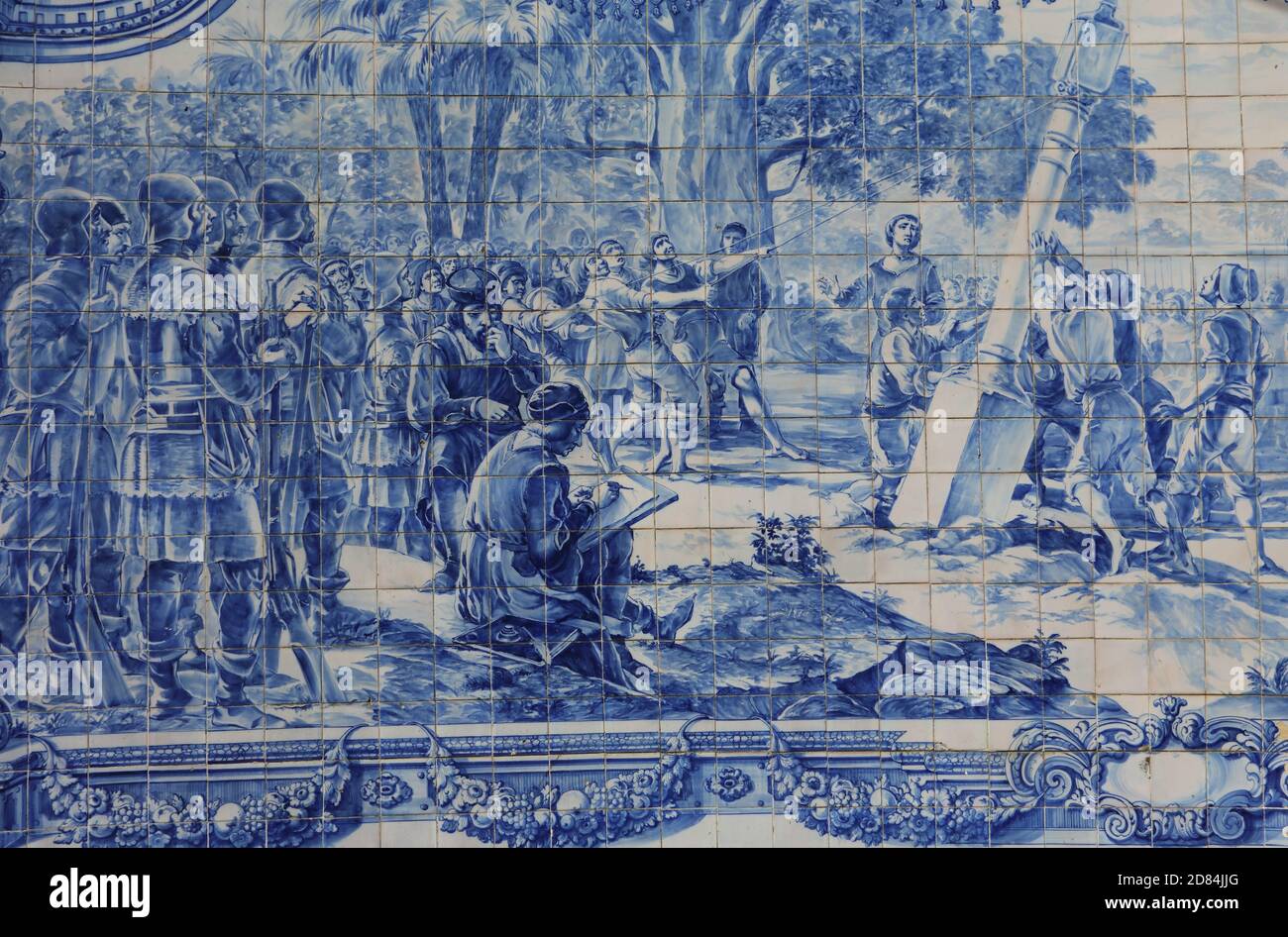 Portugal, Lissabon, Oeiras. Historische blaue und weiße Azulejo Keramikfliesen, die die portugiesische Landung auf einer Entdeckungsreise darstellen. Stockfoto