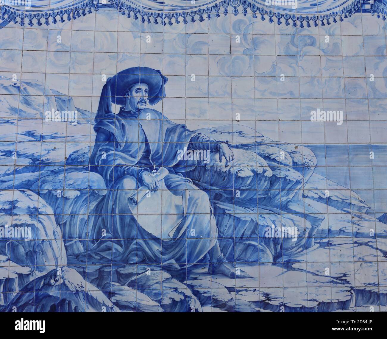 Portugal, Lissabon, Oeiras. Historische blaue und weiße Azulejo Keramikfliesen, die den portugiesischen Prinzen darstellen - 'Henry der Navigator'. Stockfoto