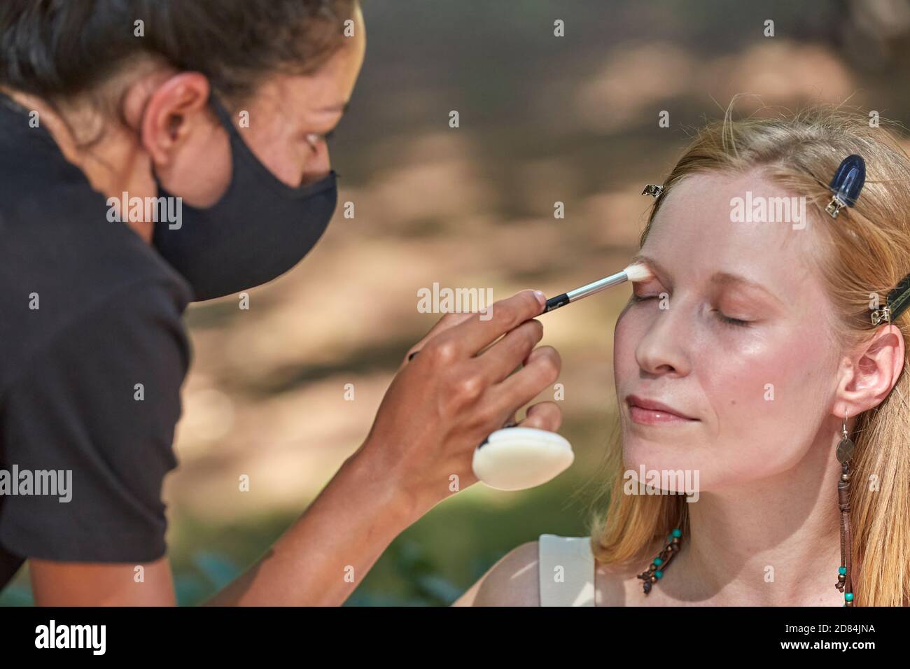 Makeup-Künstler arbeitet während des Fotoshootings Stockfoto