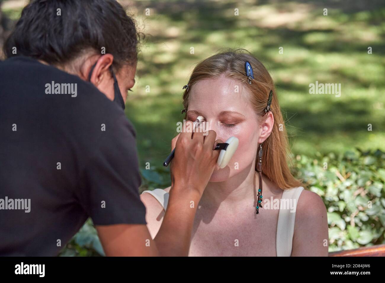 Makeup-Künstler arbeitet während des Fotoshootings Stockfoto