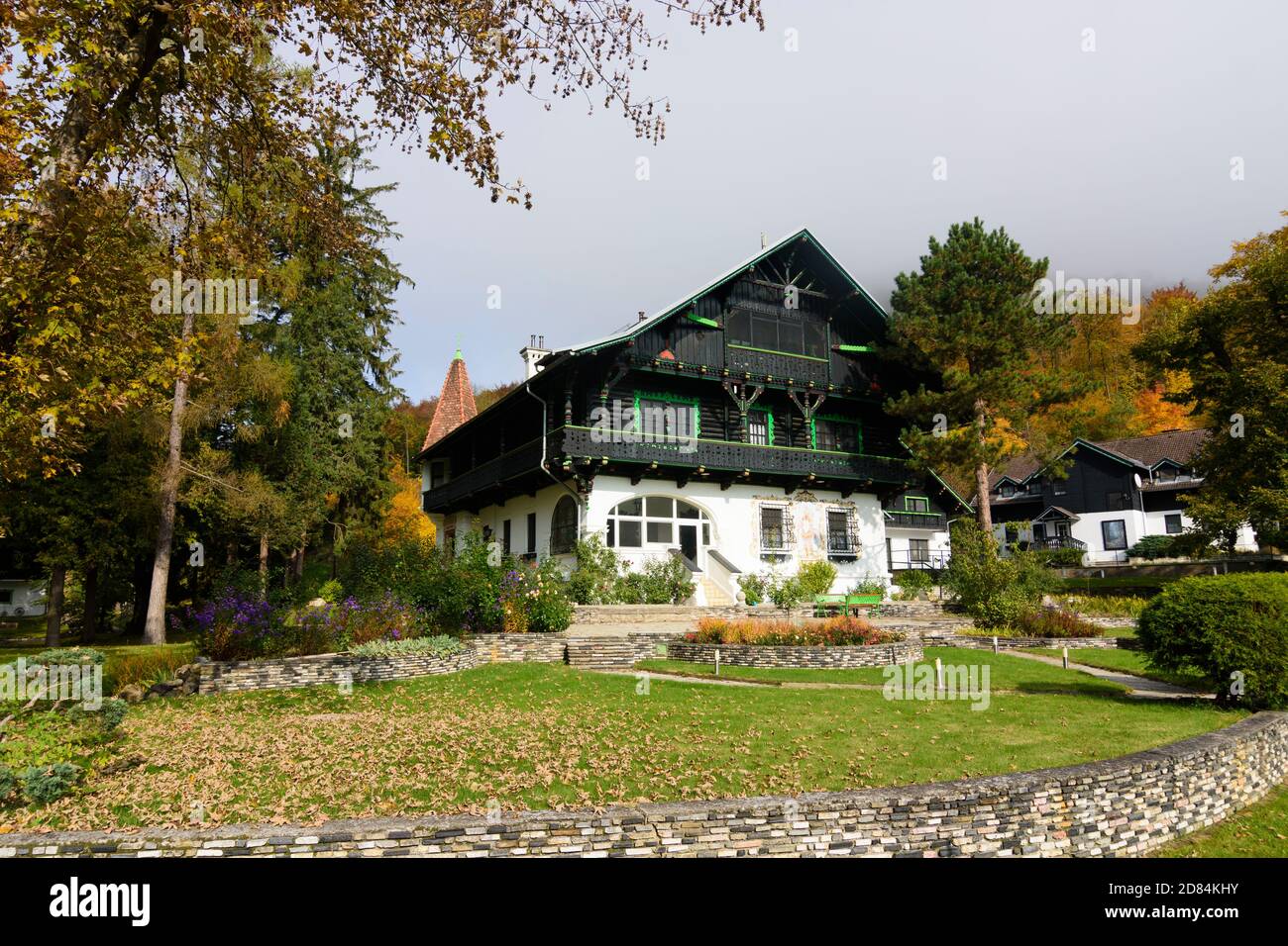 Heiligenkreuz: Haus im traditionellen Stil von Wienerwald, Wienerwald, Wienerwald, Niederösterreich, Niederösterreich, Österreich Stockfoto