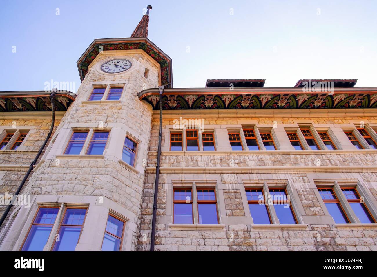 Ansicht der Jugendstil-Gilde Halle in Le Locle Gemeinde. Bezirk Locle im Kanton Neuchâtel in der Schweiz. Es ist die drittkleinste Stadt in SW Stockfoto