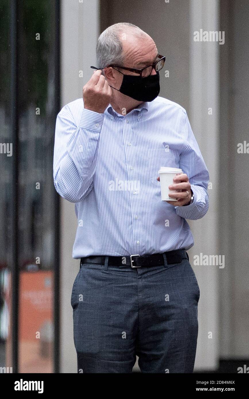 Sir Patrick Vallance der Governments Chief Scientific Advisor entfernt seine Gesichtsmaske, als er heute Morgen auf einen Kaffee geht Als Premierminister Boris John Stockfoto