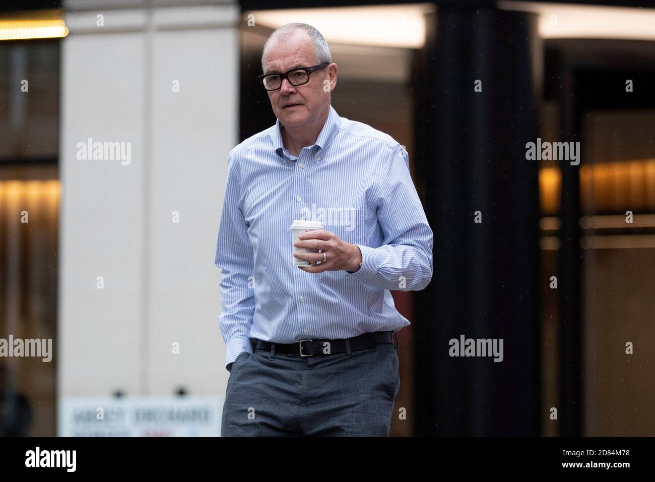 Sir Patrick Vallance der Regierungs-Chief Scientific Advisor geht für Ein Kaffee heute Morgen wie Premierminister Boris Johnson ist Unter Druck setzen zu Stockfoto