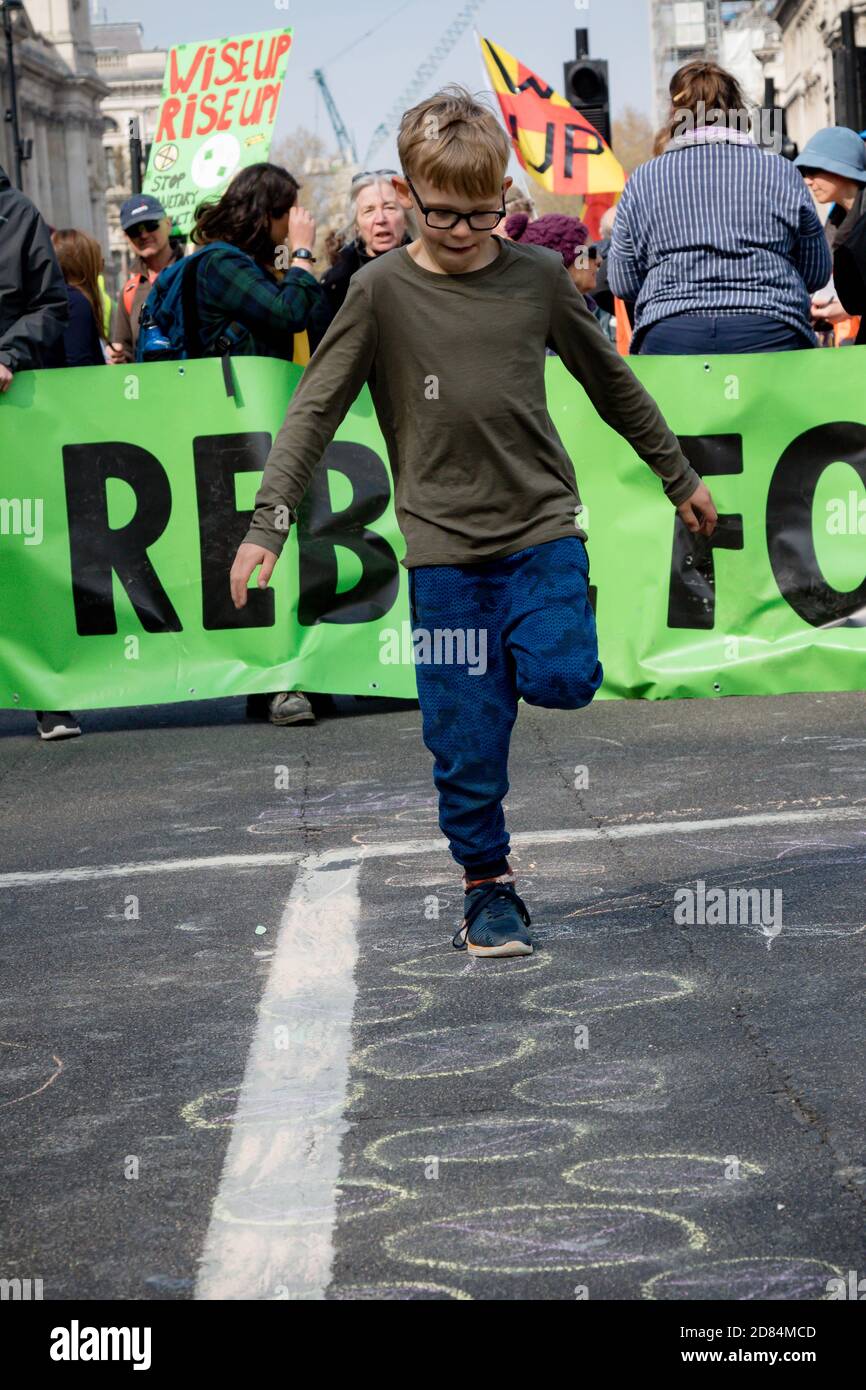 London, Großbritannien, 15. April 2019:- Extinction Rebellion Kinderprotesten auf dem Parliament Square, spielt Hopfenschrott, protestiert gegen den Klimawandel. Stockfoto