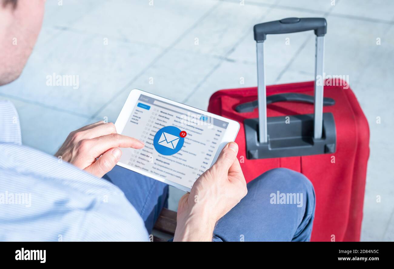 E-Mail-Posteingang Benachrichtigung mit Geschäftsmann erhält neue eingehende Nachricht am Flughafen während der Wartezeit auf Flug, E-Mail-Kommunikation Marketing-Konzept, Stockfoto