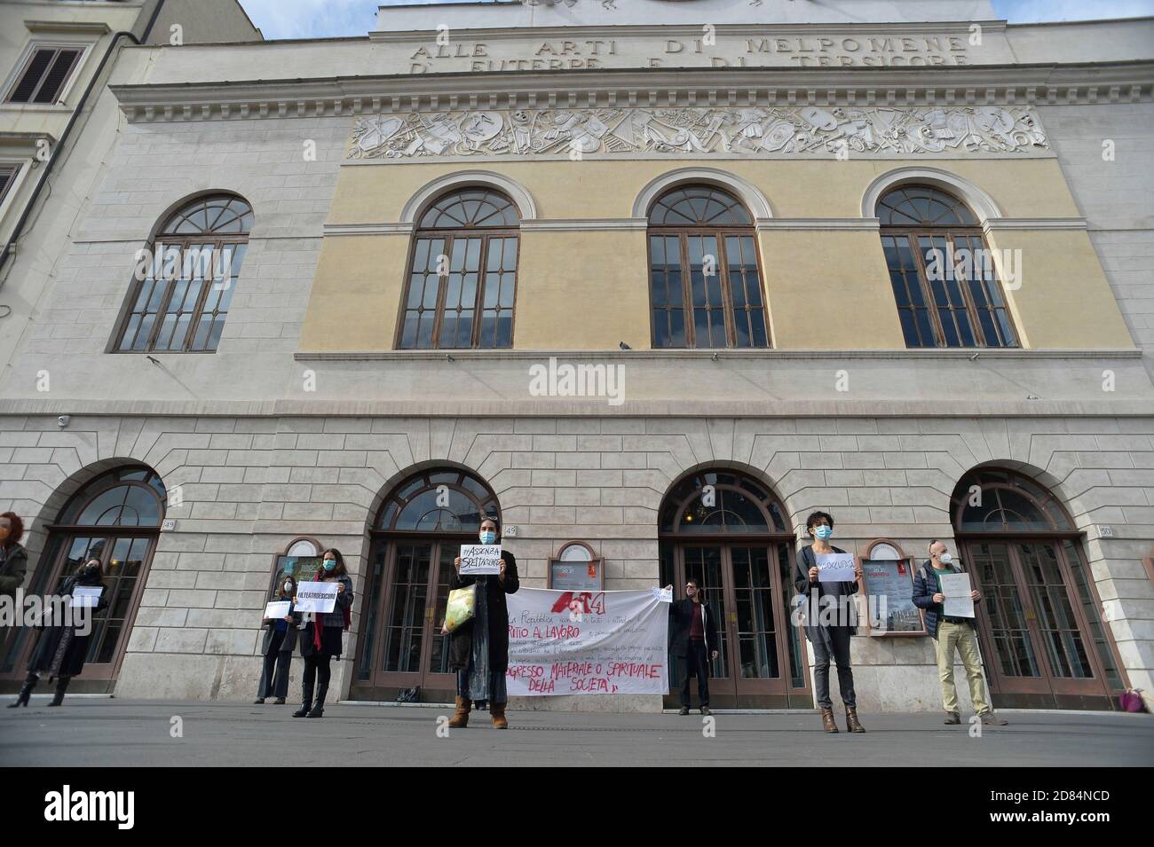 Rom, Italien. Oktober 2020. Roma Piazza Argentina, Flash Mob del lavoratori dello spettacolo davanti al teatro Argentinai contro le misure di contenimento della pandemia Covid - 19 coronavirus contenute nel nuovo DPCM (STEFANO CAROFEI/Fotograf, ROM - 2020-10-27) p.s. la foto e' utiliata zzabile nel rispetto del contesto in cui e' stata scattata E senza intento diffamatorio del decoro delle persone rappresentate Kredit: Unabhängige Fotoagentur/Alamy Live Nachrichten Stockfoto