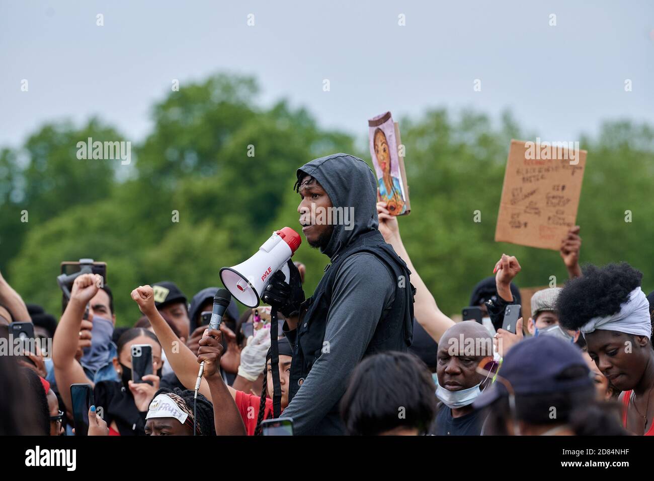 John Boyega sah eine Rede halten, als Demonstranten an einem Black Lives Matter Protest im Hyde Park London über den Tod von George Floyd teilnahmen. Stockfoto