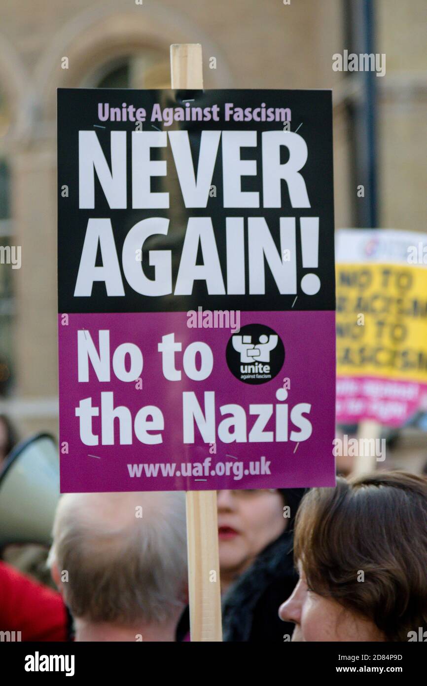 London, Großbritannien, 17. November 2018:- ein Anti-Nazi-Zeichen am Stand gegen Rassismus marsch durch Zentral-London von der BBC in die Nähe von Downing Str Stockfoto