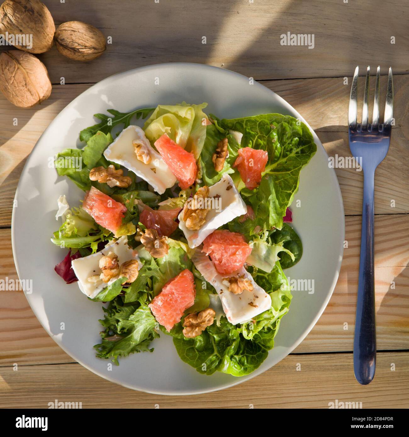 Frühstück - gesundes Fitness-Menü mit frischem Salat. Stockfoto