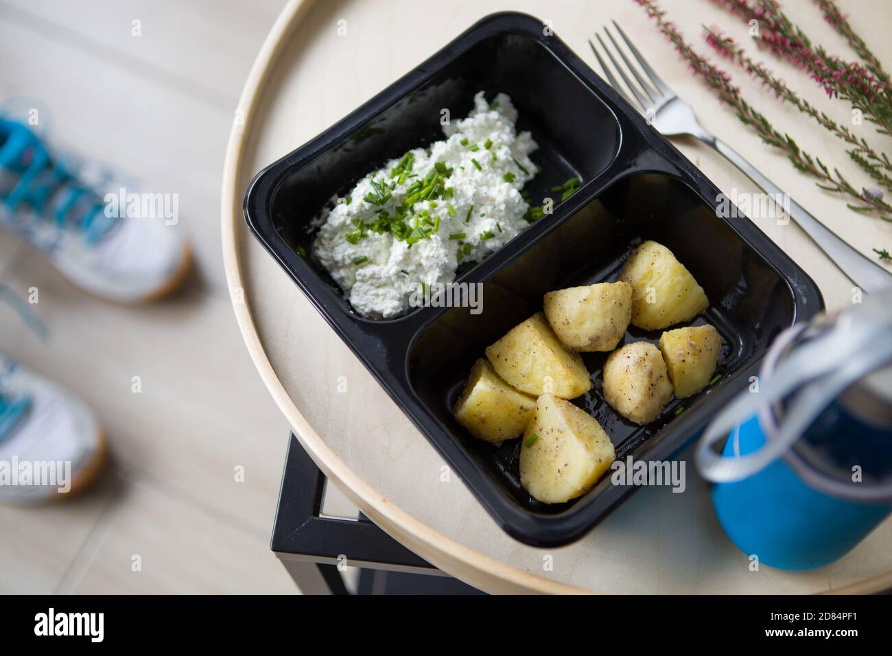 Catering-Essen mit einer gesunden, ausgewogenen Ernährung leckeres Mittagessen in einer Take-away-Box Lieferung verpackte Fertigmahlzeit in einem schwarzen Paket. Stockfoto