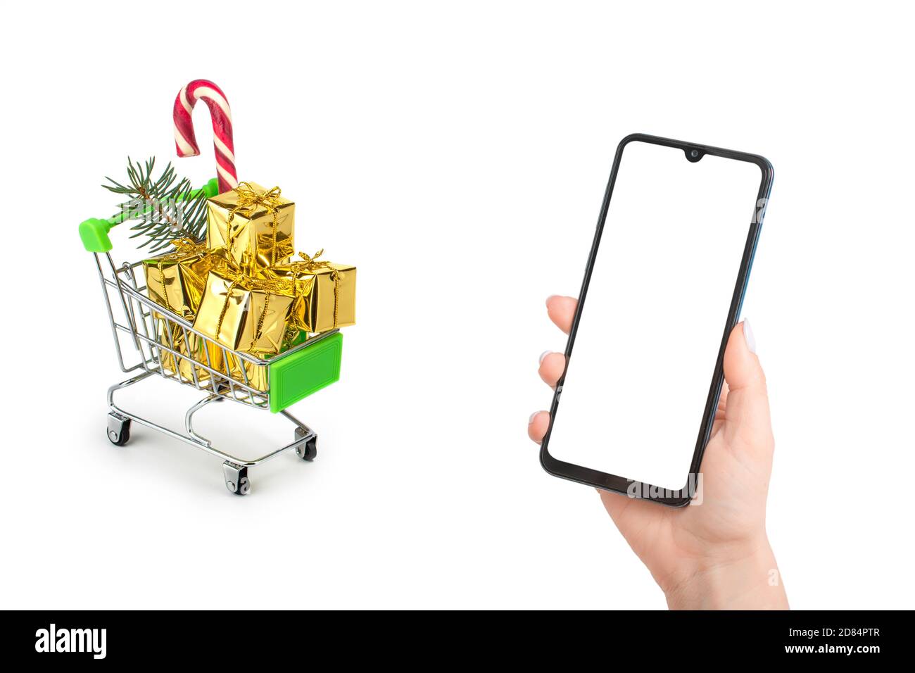 Weihnachten Online-Shopping Mockup. Frau Hand hält ein Telefon mit einem leeren weißen Bildschirm vor dem Hintergrund eines Geschenkwagens. Isoliert auf weißem Hintergrund Stockfoto