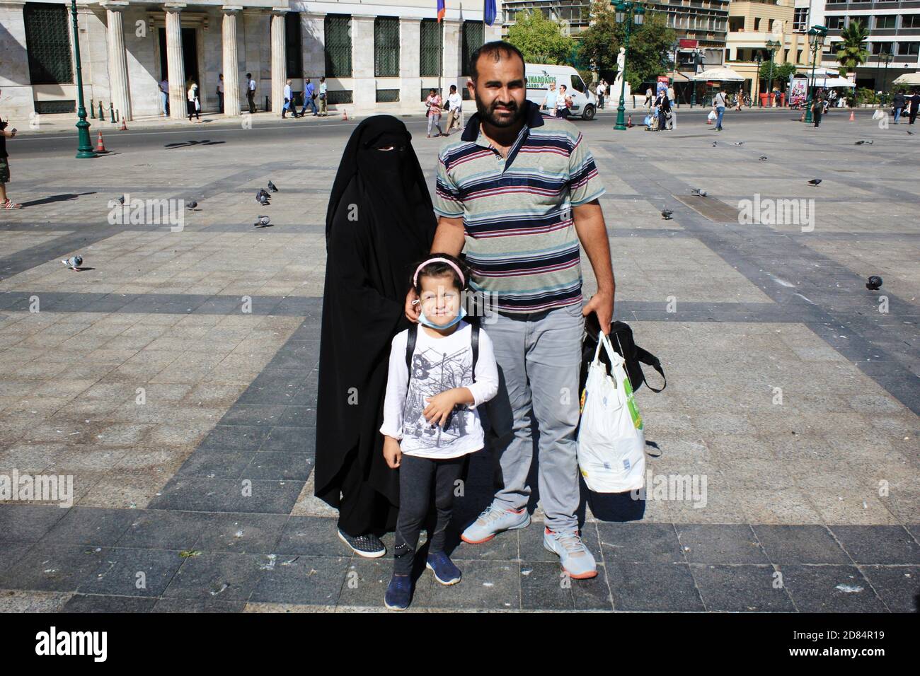 Porträt einer Familie muslimischer Einwanderer im Zentrum von Athen, Griechenland, 9. Oktober 2020. Stockfoto