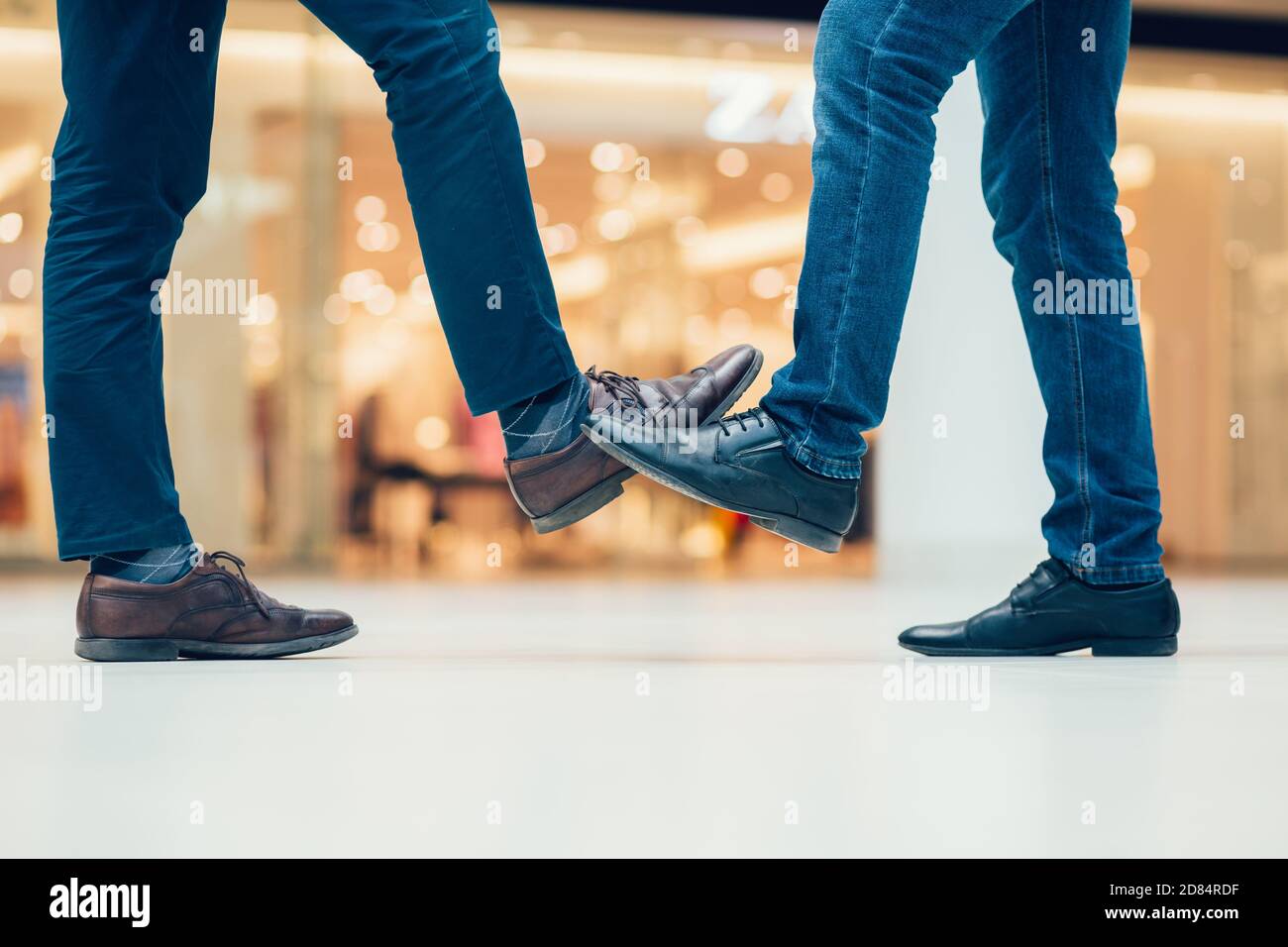 Nahaufnahme. Gute Freunde grüßen einander Stockfoto