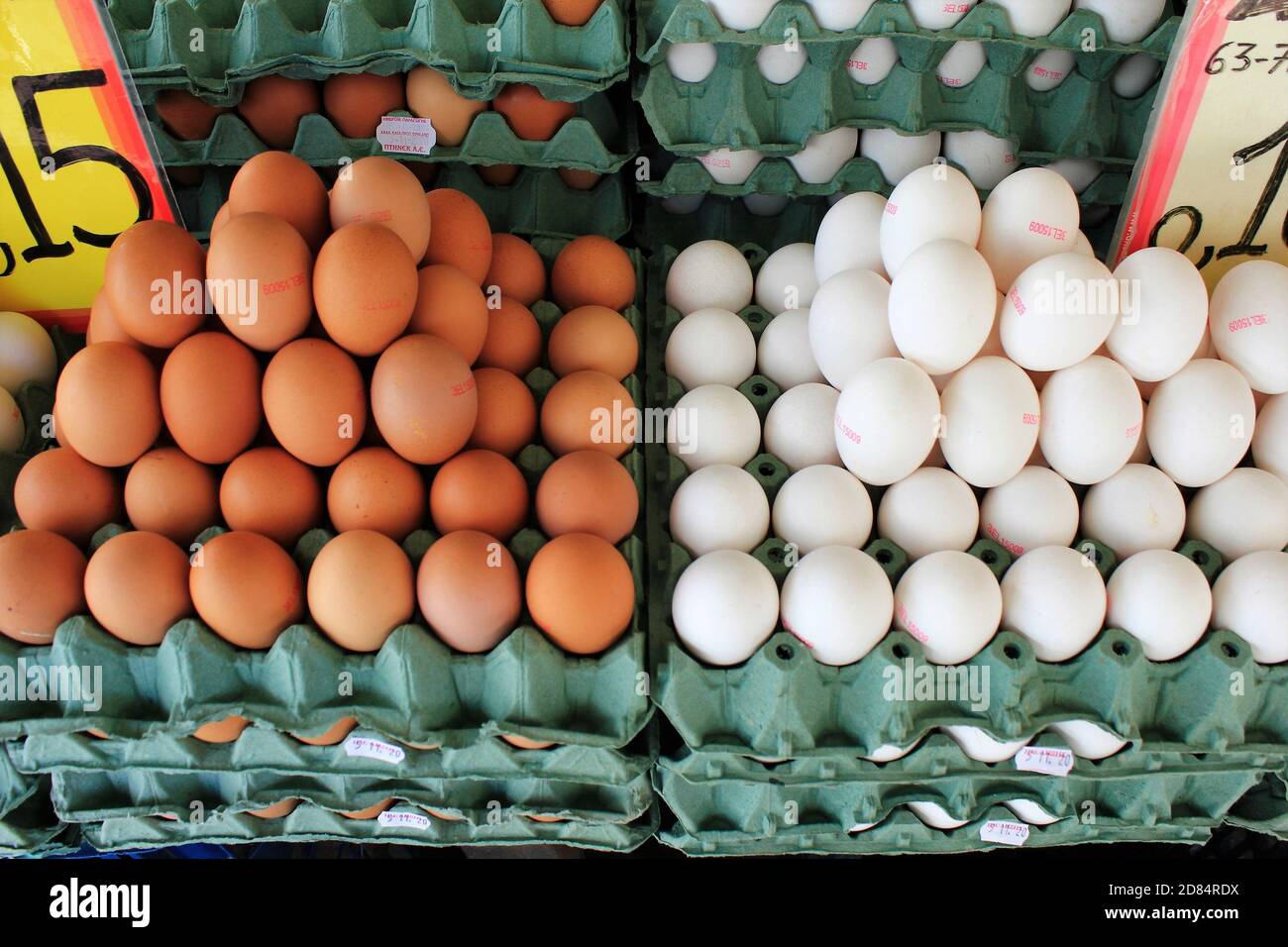 Stand mit Eiern auf dem Straßenmarkt Stockfoto
