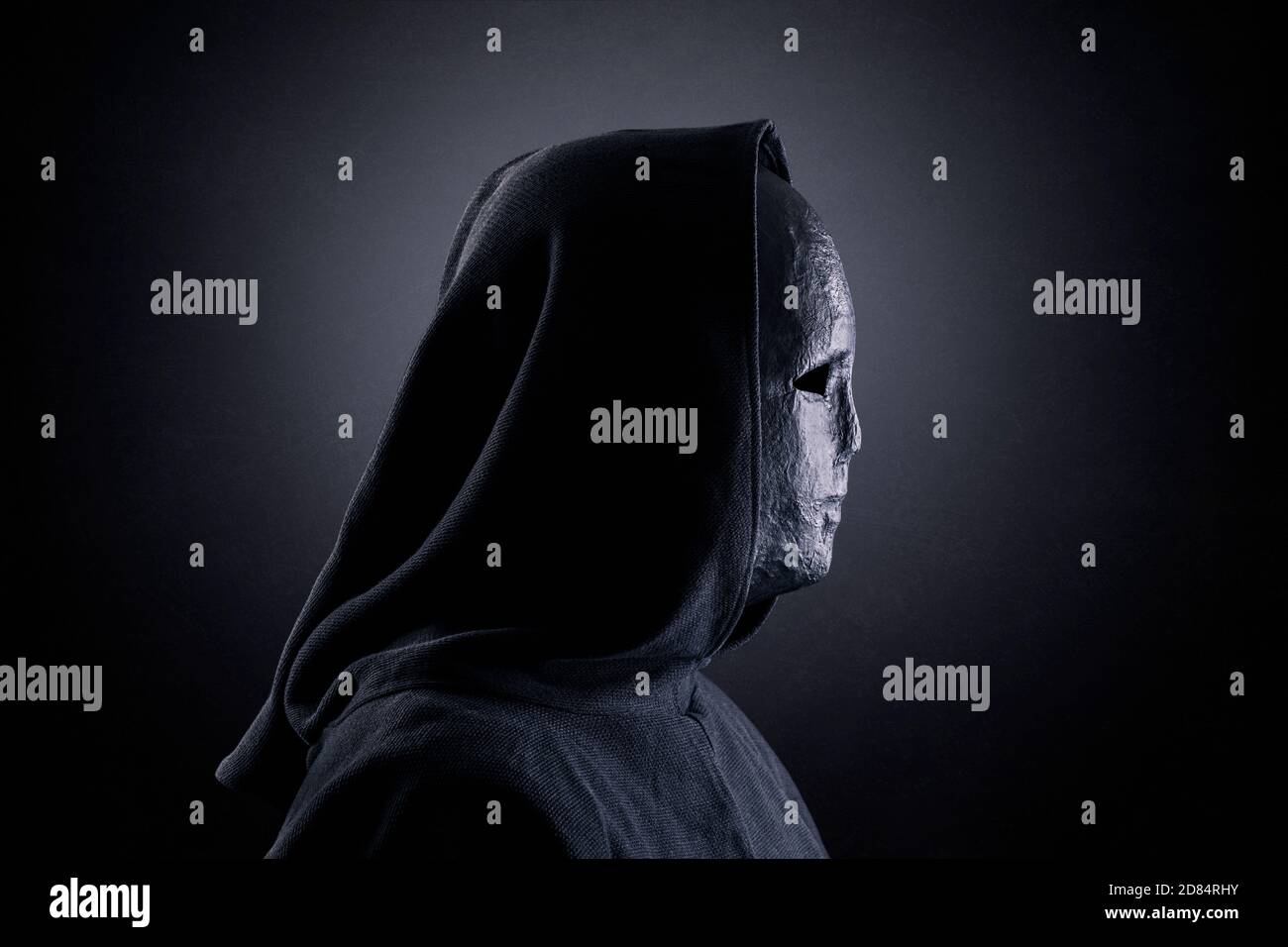 Porträt einer unheimlichen Figur im Kapuzenmantel Stockfoto