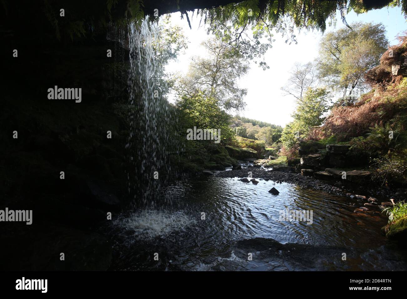 Biglees Waterfall, Fairlie, North Ayrshire, Schottland, Großbritannien, 01 Okt 2020. Ein interessanter Wasserfall, den man hinter sich lassen kann, direkt an der Dalry Moor Road Stockfoto