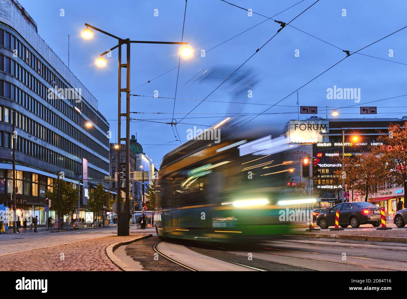 Helsinki, Finnland - 25. Oktober 2020: Die Straßenbahn fährt auf der Mannerheimintie-Straße im Zentrum Helsinkis. Stockfoto