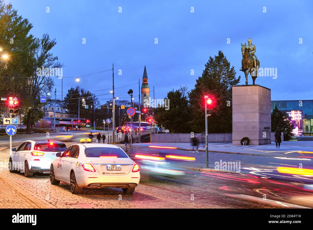 Helsinki, Finnland - 25. Oktober 2020: Mannerheimintie Straße im Zentrum von Helsinki. Ansicht der Reiterstatue des Marschalls Mannerheim und des Nationalmuseums. Stockfoto