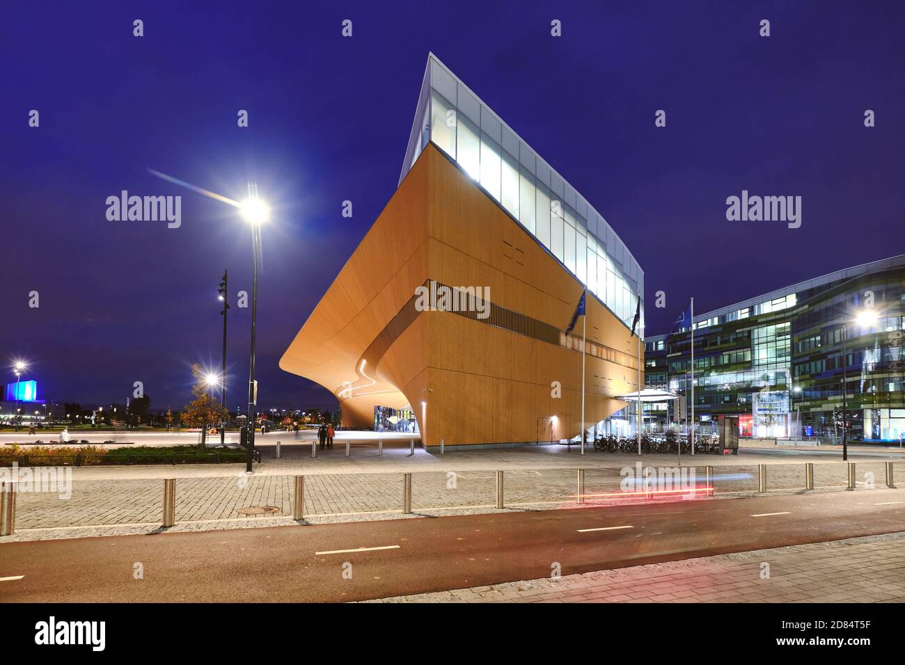 Helsinki, Finnland - 25. Oktober 2020: Die Oodi-Bibliothek am Abend. Die moderne nordische Architektur. Stockfoto