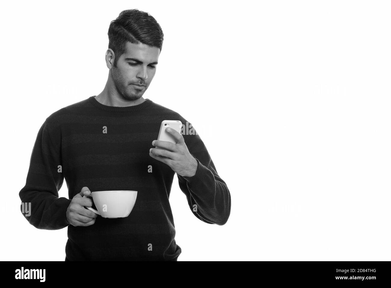 Jungen schönen persischen Mann mit Handy, während Sie Kaffee Tasse Stockfoto