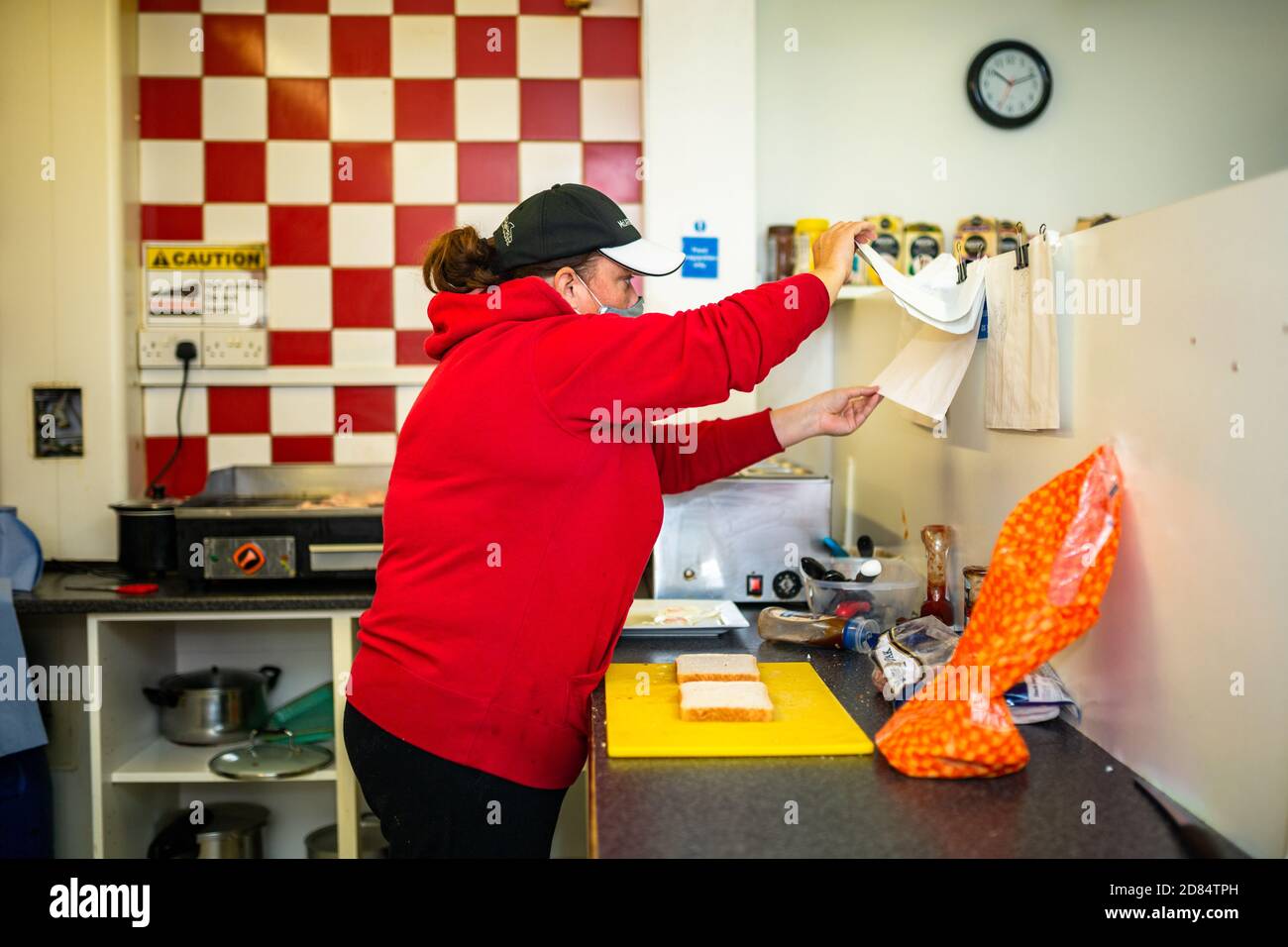 Netherton, West Midlands, Großbritannien. Oktober 2020. Sarah Peniket-Aldridge bereitet in ihrem Café - Netherton Cafe - im Black Country, West Midlands, Mahlzeiten zum Mitnehmen für Kinder während der Schulhalbzeit zu. "Wir haben Dutzende von warmen Mahlzeiten für hungrige Kinder verschickt. Wir sorgen auch für diejenigen, die sich von Covid isolieren, und einige Leute können nicht zahlen, bis sie ihre Universalkredite oder Löhne erhalten. Aber sie bekommen ihr Essen, und wir lassen sie bezahlen, wenn sie können", sagt sie. "Ich werde niemanden hungern lassen." Netherton, in Sandwell, ist auf Hochalarm, und ist eine der am meisten benachteiligten Gebieten von England. Stockfoto