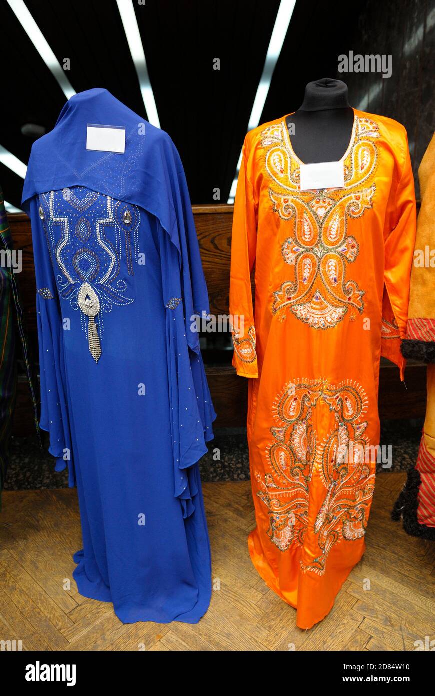 Traditionelle arabische Frauen Kleider abaja auf Dummies setzen Stockfoto