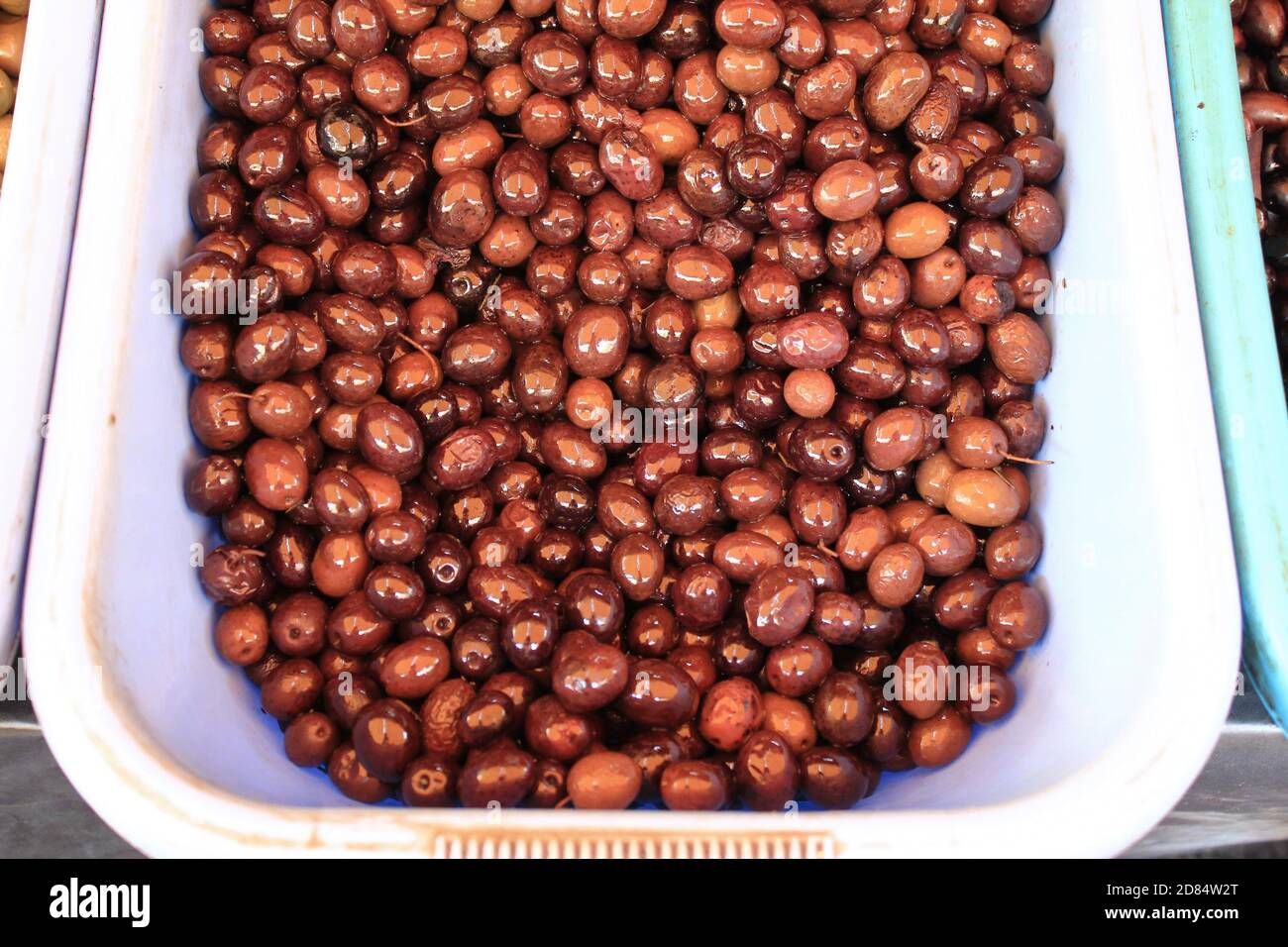 Stall mit Amfissa Oliven auf dem Straßenmarkt in Athen, Griechenland. Stockfoto