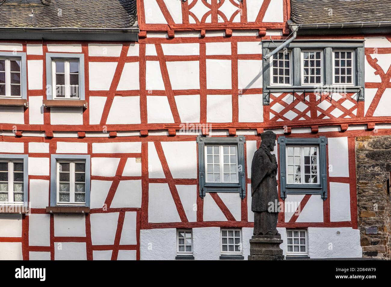 DEUTSCHLAND, Monreal, Eifel, die Statue des Hl.Johannes von Nepomuk bewacht die prächtigen historischen Fachwerkhäuser Stockfoto