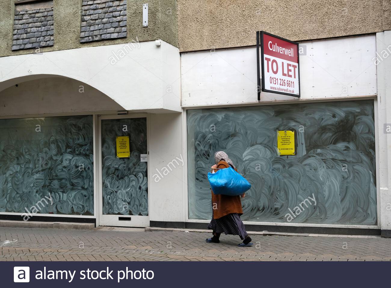 Edinburgh, Schottland, Großbritannien. Oktober 2020. Untersuchungen des Centre for Cities haben gezeigt, dass der Arbeitsmarkt in Edinburgh vor einer düsteren Zukunft steht, da die verfügbaren Möglichkeiten im Vergleich zum Vorjahr um 57 % abgesunken sind. Die zweite am schlimmsten betroffene Stadt in Großbritannien nach Aberdeen. Die Beschäftigungsmöglichkeiten sind nicht auf das Niveau vor Covid-19 zurückgekehrt. Geschlossenes Einzelhandelsgelände in der Rose Street. Kredit: Craig Brown/Alamy Live Nachrichten Stockfoto