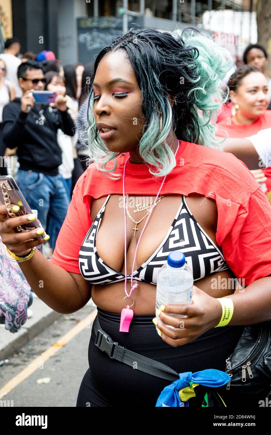 London, Großbritannien, 27. August 2018:- Teilnehmer nehmen an der Nottinghill Carival in West London Teil, Europas größter Straßenparty. Stockfoto