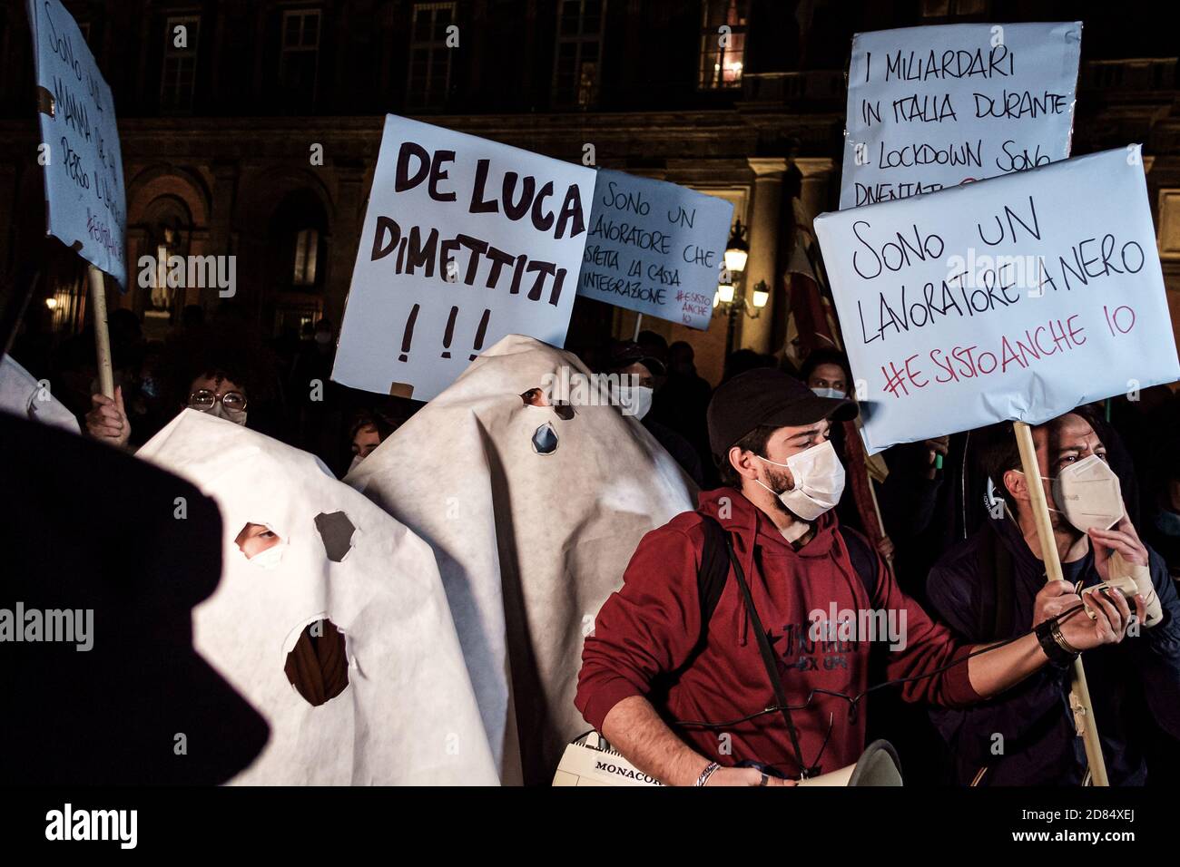 Neapel, Italien. Oktober 2020. NEAPEL, ITALIEN - 27. OKTOBER 2020 - Bürger und Ladenbesitzer protestieren auf der Piazza Plebiscito gegen die von der italienischen Regierung von Giuseppe Conte und dem Regionalrat von Gouverneur Vincenzo De Luca verhängten Anti-Covid-Beschränkungen, um die Ausbreitung des Covid-19-Virus zu begrenzen, in Neapel, Italien, Am 26. Oktober 2020. Nach der letzten DPCM der italienischen Regierung von Giuseppe Conte, die die Schließung von verschiedenen kommerziellen Aktivitäten (Fitness-Studios, Kinos, Theater, Spielhallen, Wellness-Zentren) und die Schließung um 18 Uhr für Restaurants, Pubs und Cafés Stockfoto