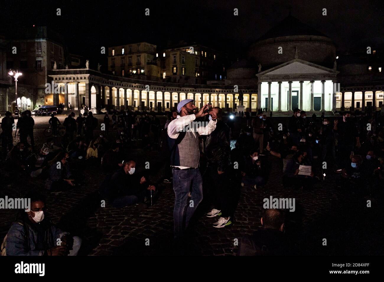 Neapel, Italien. Oktober 2020. NEAPEL, ITALIEN - 27. OKTOBER 2020 - Bürger und Ladenbesitzer protestieren auf der Piazza Plebiscito gegen die von der italienischen Regierung von Giuseppe Conte und dem Regionalrat von Gouverneur Vincenzo De Luca verhängten Anti-Covid-Beschränkungen, um die Ausbreitung des Covid-19-Virus zu begrenzen, in Neapel, Italien, Am 26. Oktober 2020. Nach der letzten DPCM der italienischen Regierung von Giuseppe Conte, die die Schließung von verschiedenen kommerziellen Aktivitäten (Fitness-Studios, Kinos, Theater, Spielhallen, Wellness-Zentren) und die Schließung um 18 Uhr für Restaurants, Pubs und Cafés Stockfoto