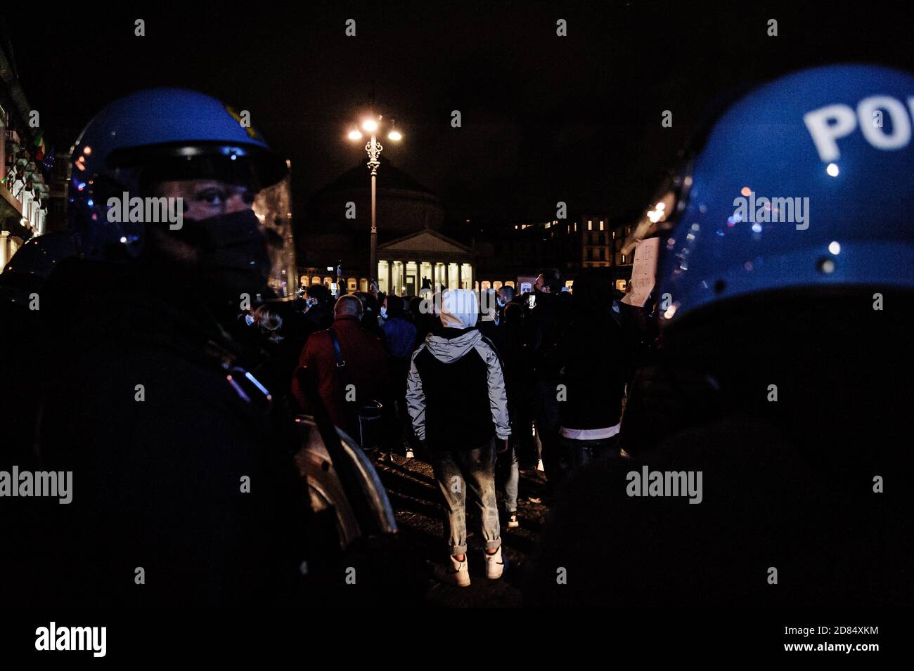 Neapel, Italien. Oktober 2020. NEAPEL, ITALIEN - 27. OKTOBER 2020 - Bürger und Ladenbesitzer protestieren auf der Piazza Plebiscito gegen die von der italienischen Regierung von Giuseppe Conte und dem Regionalrat von Gouverneur Vincenzo De Luca verhängten Anti-Covid-Beschränkungen, um die Ausbreitung des Covid-19-Virus zu begrenzen, in Neapel, Italien, Am 26. Oktober 2020. Nach der letzten DPCM der italienischen Regierung von Giuseppe Conte, die die Schließung von verschiedenen kommerziellen Aktivitäten (Fitness-Studios, Kinos, Theater, Spielhallen, Wellness-Zentren) und die Schließung um 18 Uhr für Restaurants, Pubs und Cafés Stockfoto