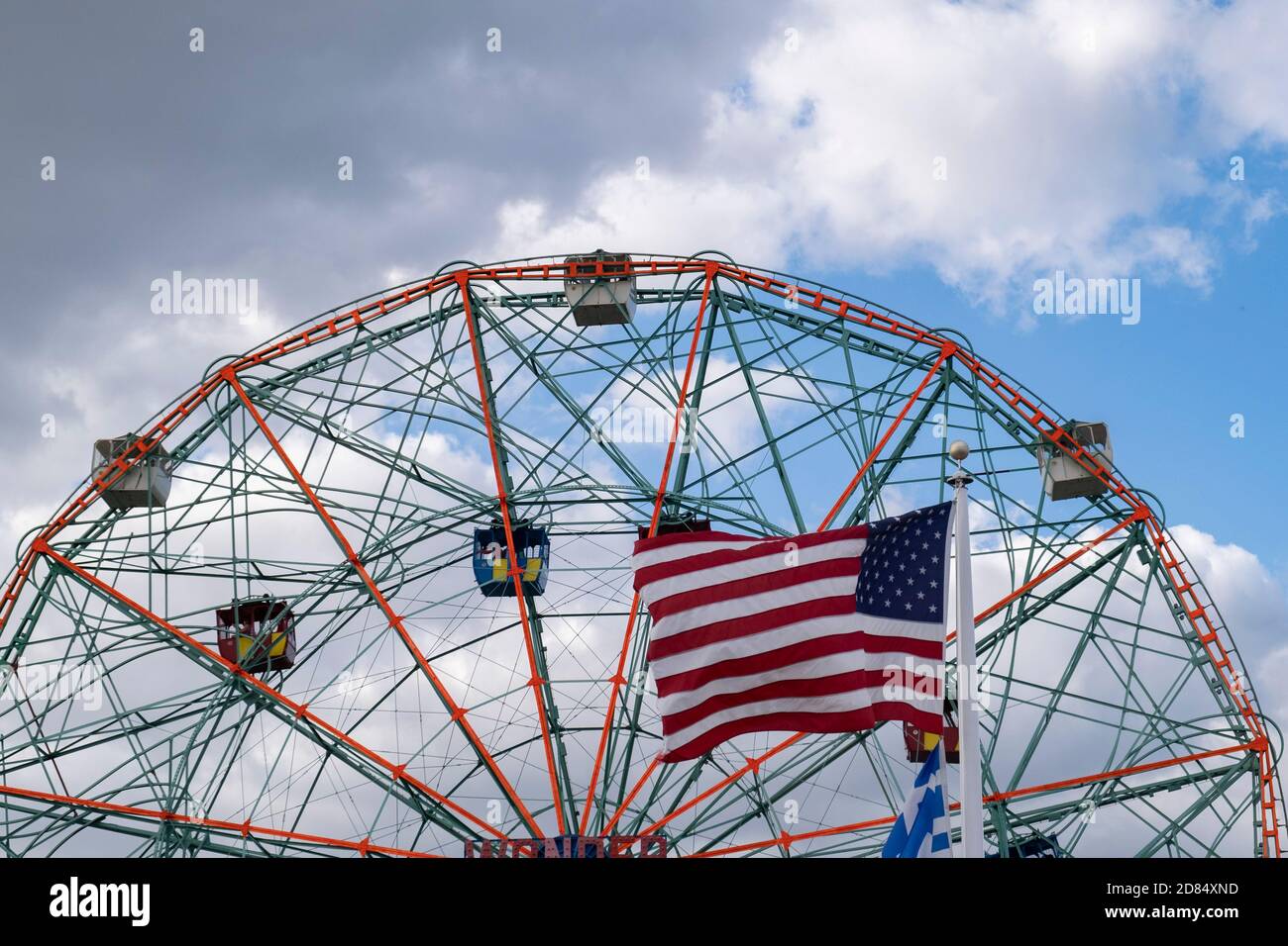 Deno's Wonder Wheel mit der amerikanischen Flagge davor im Luna Park, Coney Island, Brooklyn, New York, USA Stockfoto