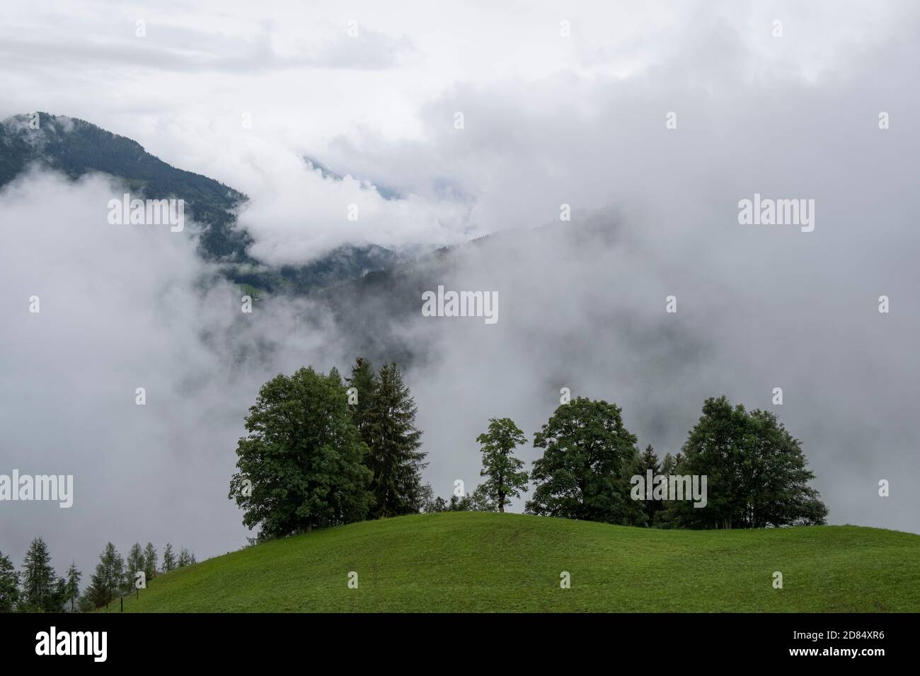 Berge mit Regenwolken bedeckt, Wagrain im Pongau-Gebiet von Salzburg Stockfoto