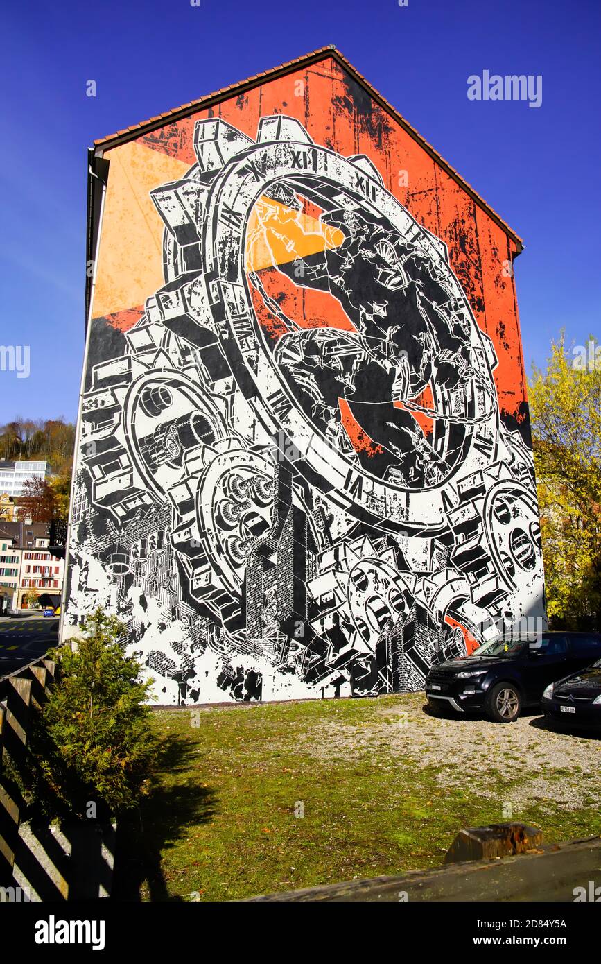 Wandmalereien von Mariusz Waras (alias M-City) im Stadtzentrum von Le Locle. Le Locle ist eine Gemeinde im Bezirk Le Locle im Kanton Neuchâtel in der Schweiz Stockfoto