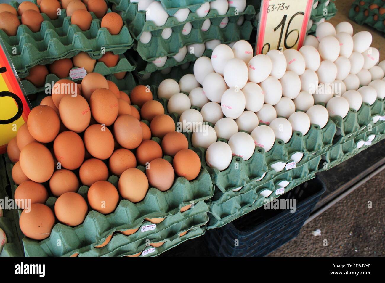 Stand mit Eiern auf dem Straßenmarkt in Athen, Griechenland, 9. Oktober 2020. Stockfoto