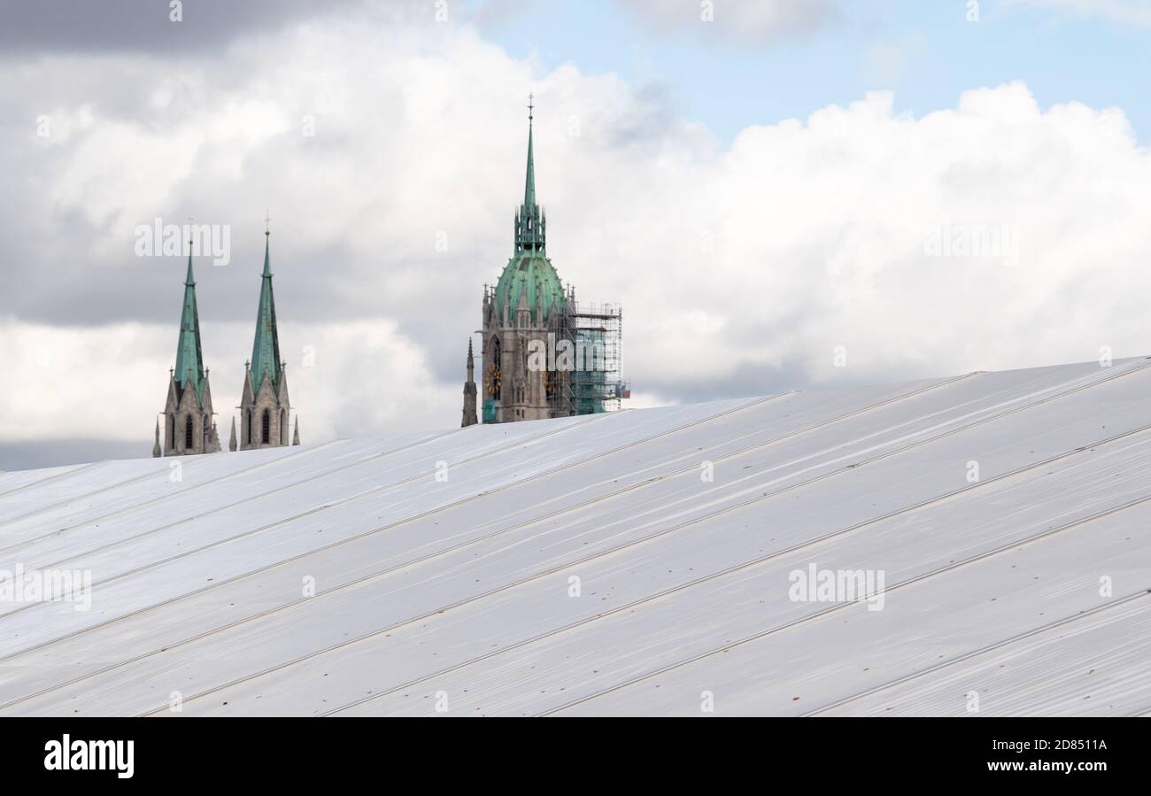 München, Deutschland. Oktober 2020. Auf der Theresienwiese steht ein großes Zelt. Im Hintergrund sieht man die Kirche St. Paul. Das Zelt wird die Corona-Teststation auf der Theresienwiese in Zukunft erweitern und sollte sie wetterunabhängig machen. Quelle: Sven Hoppe/dpa/Alamy Live News Stockfoto