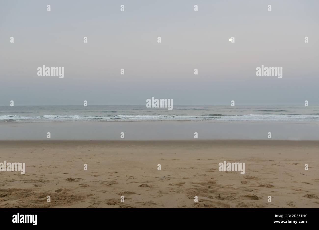 Panoramablick auf den schönen Calangute Beach von Goa, Indien. Das Foto klickte vor dem Sonnenaufgang. Stockfoto