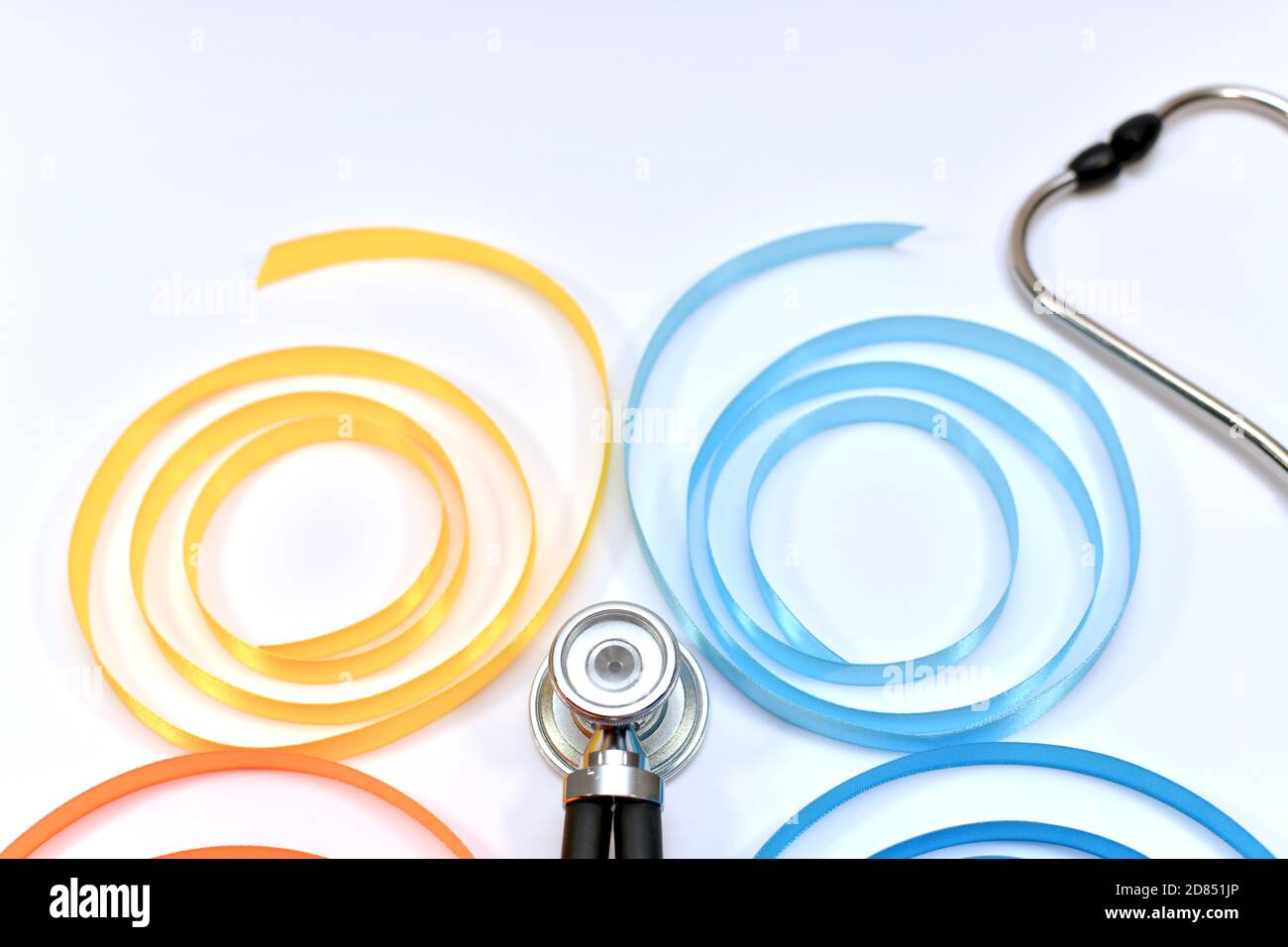 Schmetterling von Satinbändern mit verschiedenen Flügelfarben. Mit dem Stethoskop der Hörkamera und den Ohrdüsen. Stockfoto