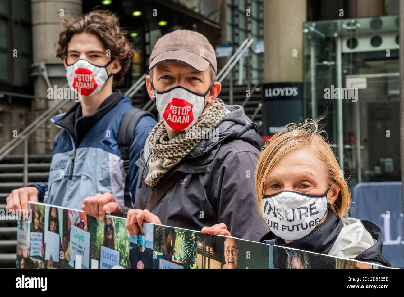 City of London, Großbritannien. Oktober 2020. Versichern Sie unsere Zukunft nicht Adanis Kohlenprotest bei Lloyd's of London - Lloyd's wurde durch eine Kampagne zum Ziel, den Versicherungssektor aus fossilen Brennstoffen zu bewegen und seine Politik mit dem Pariser Abkommen abzustimmen. Bei der Aktion wurden riesige Postkarten im Auftrag der betroffenen Bürger Australiens und der Pazifikinseln präsentiert. Die Postkarten wurden an Lloyd's CEO John Neal gerichtet und forderten ihn auf, auf die Wissenschaft des Klimawandels zu reagieren und neue Kohleprojekte wie die Adani-Mine nicht mehr zu versichern. Sie wurden vom Sicherheitspersonal nicht akzeptiert. Kredit: Guy Bell/Alamy Live Nachrichten Stockfoto