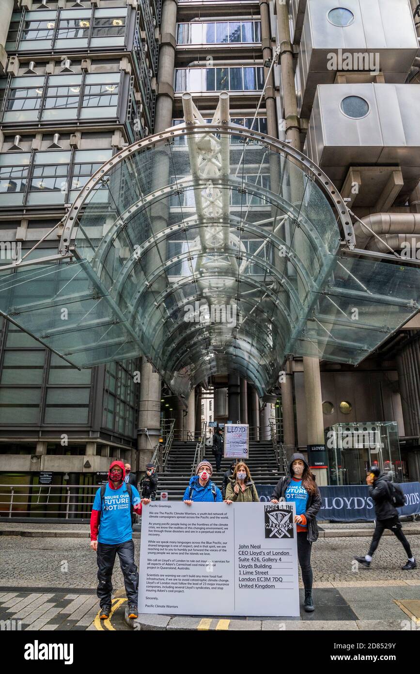 City of London, Großbritannien. Oktober 2020. Versichern Sie unsere Zukunft nicht Adanis Kohlenprotest bei Lloyd's of London - Lloyd's wurde durch eine Kampagne zum Ziel, den Versicherungssektor aus fossilen Brennstoffen zu bewegen und seine Politik mit dem Pariser Abkommen abzustimmen. Bei der Aktion wurden riesige Postkarten im Auftrag der betroffenen Bürger Australiens und der Pazifikinseln präsentiert. Die Postkarten wurden an Lloyd's CEO John Neal gerichtet und forderten ihn auf, auf die Wissenschaft des Klimawandels zu reagieren und neue Kohleprojekte wie die Adani-Mine nicht mehr zu versichern. Sie wurden vom Sicherheitspersonal nicht akzeptiert. Kredit: Guy Bell/Alamy Live Nachrichten Stockfoto