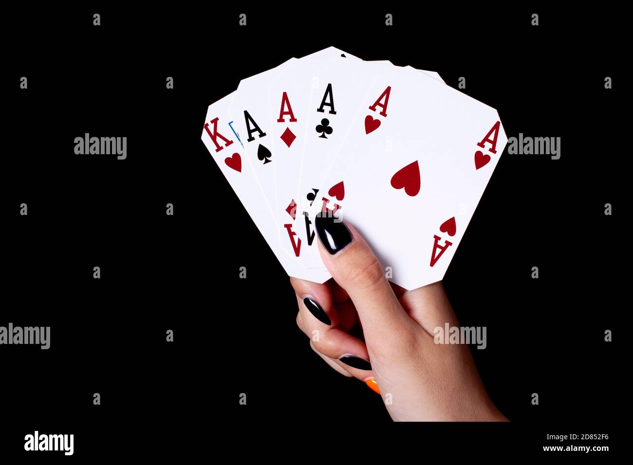 Hand mit Assen Karten auf schwarzem Hintergrund Stockfoto